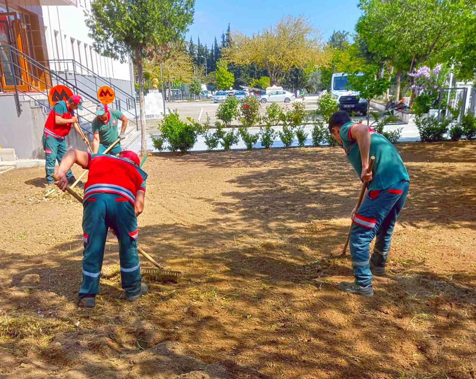 MENTEŞE BELEDİYESİ, ŞEHİR MERKEZİNDEKİ PARK VE YEŞİL ALANLARIN YANINDA İLÇEDE