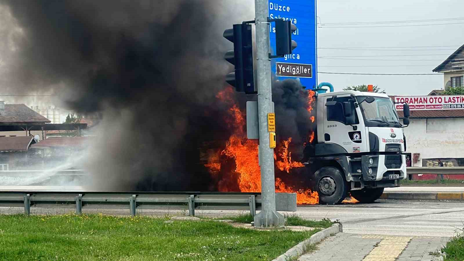 DÜZCE'DE ALEV ALEV YANAN KAMYON İTFAİYE EKİPLERİ TARAFINDAN SÖNDÜRÜLDÜ.