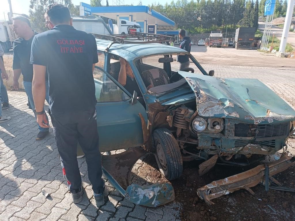 ADIYAMAN'IN GÖLBAŞI İLÇESİNDE KAMYON İLE OTOMOBİLİN ÇARPIŞMASI SONUCU 2 KİŞİ