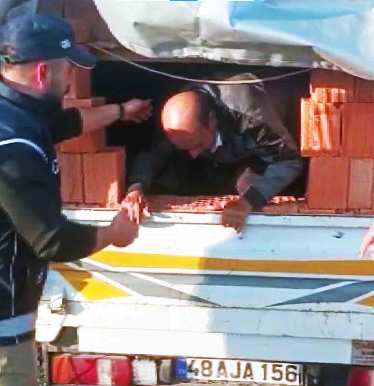 MUĞLA’NIN MENTEŞE İLÇESİNDE TUĞLA YÜKLÜ KAMYONUN KASASINDA DÜZENSİZ GÖÇMENLERİ YASA