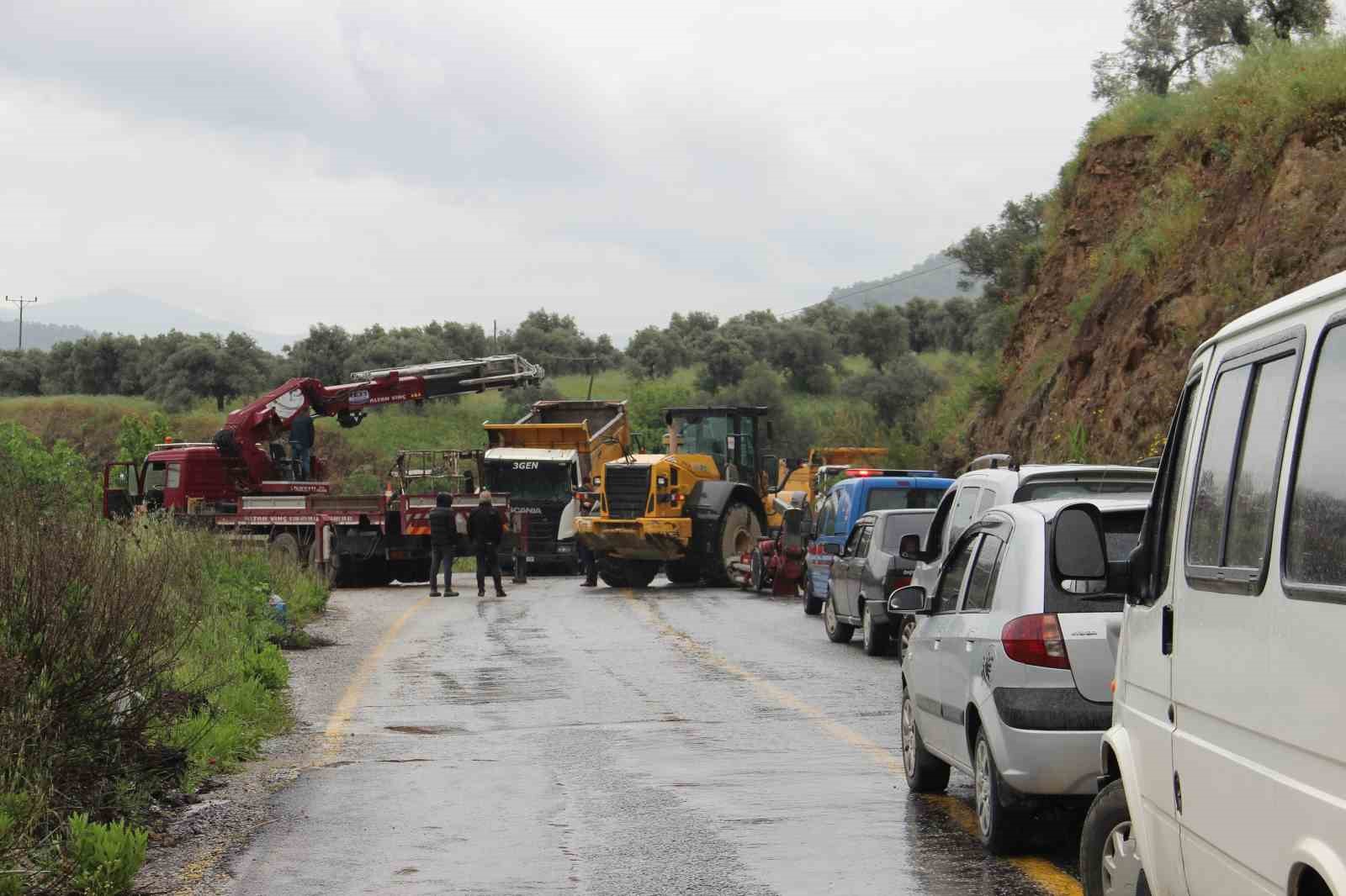 KÖŞK-BAŞÇAYIR YOLUNDA BUGÜN SABAH SAATLERİNDE TAŞ OCAĞINDAN MALZEME TAŞIYAN BİR