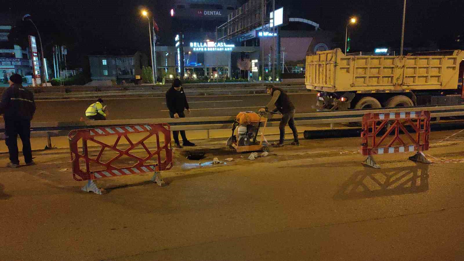 KOCAELİ’DE D-100 YAN YOLDA KANALİZASYONDAN KAYNAKLANARAK ASFALT ÜZERİNDE BİRİKEN SU,