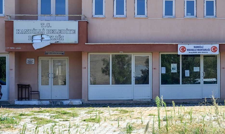 YARIŞMALARIN YAPILDIĞI KANDİLLİ’DEKİ TESİSLERİN DARMADAĞIN BİR GÖRÜNTÜ ARZ ETTİĞİNİ BELİRTEN