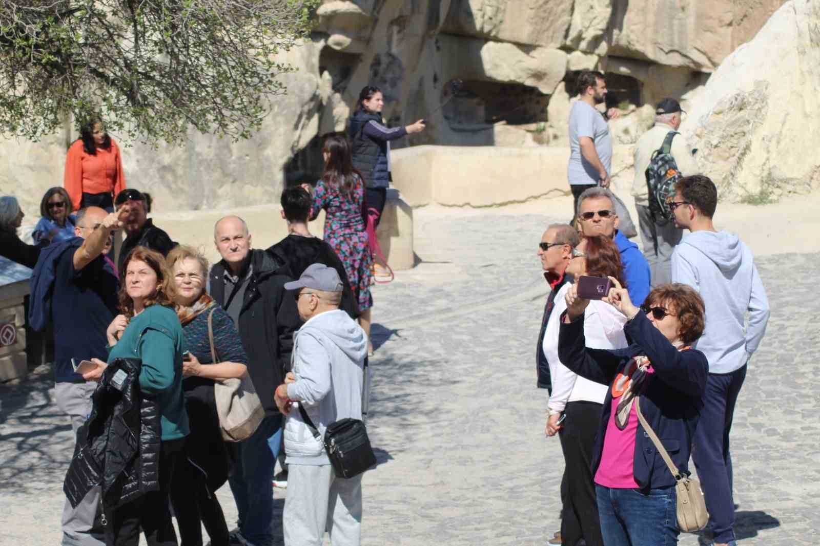 TÜRKİYE’NİN ÖNEMLİ TURİZM MERKEZLERİNDEN KAPADOKYA BÖLGESİNİ, NİSAN AYINDA 429 BİN