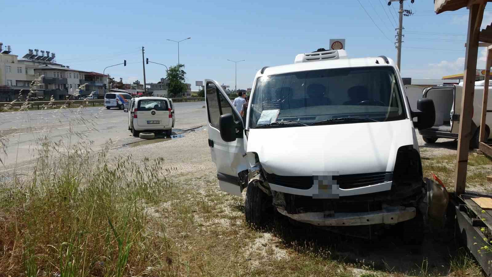 ANTALYA'NIN MANAVGAT İLÇESİNDE APALI KASA KAMYONETİN HAFİF TİCARİ ARAÇ İLE