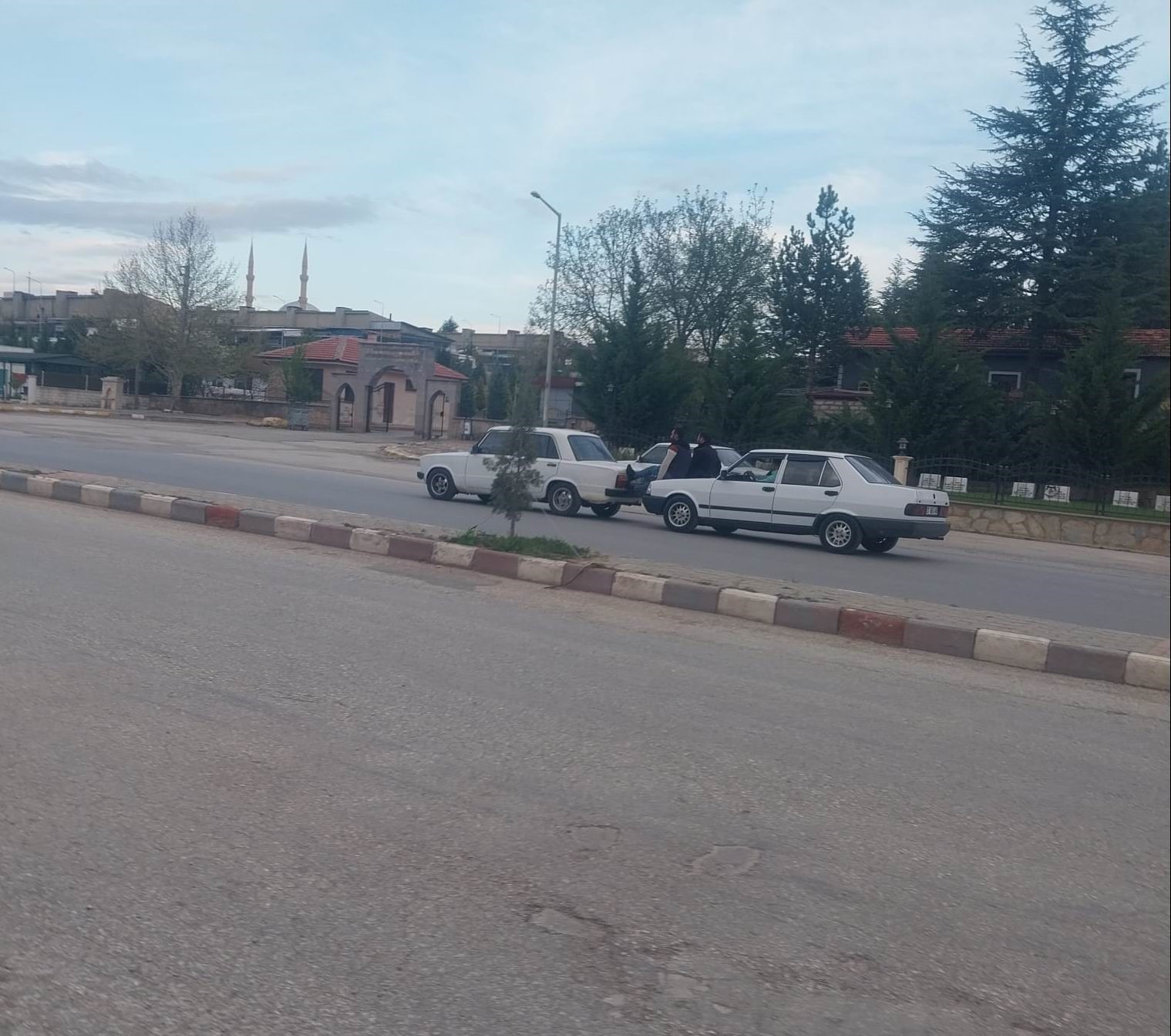 KONYA’NIN BEYŞEHİR İLÇESİNDE BİR OTOMOBİLİN KAPUTUNA OTURAN 2 KİŞİNİN, YAKITI