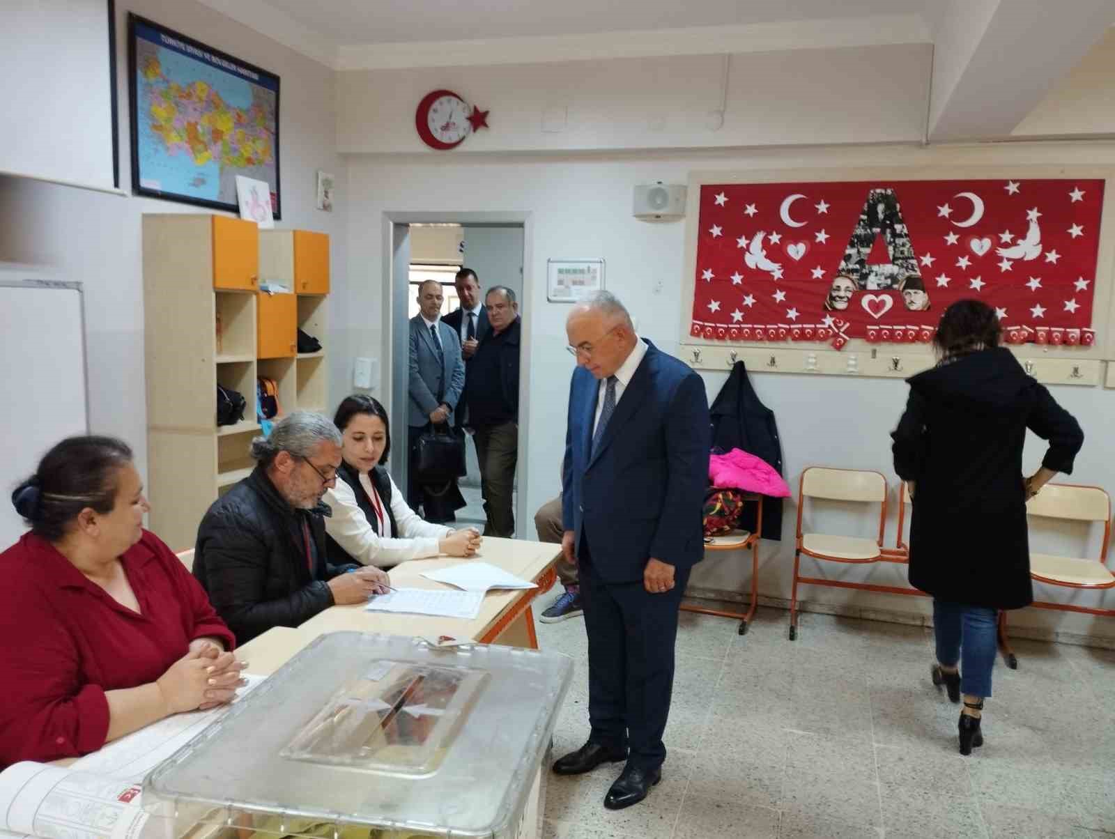 TÜM TÜRKİYE GENELİNDE SAAT 08.00 İTİBARİYLE BAŞLAYAN OY VERME İŞLEMİNDE