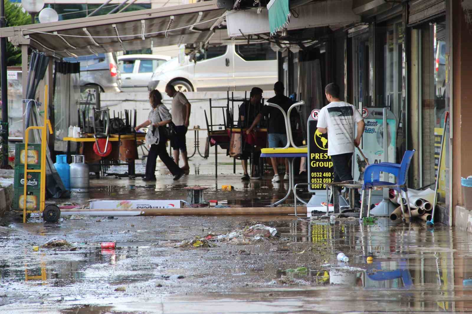 İZMİR'DE ANİ BASTIRAN SAĞANAK YAĞIŞ, YAĞMURA HAZIRLIKSIZ YAKALANAN VATANDAŞLARA ZOR