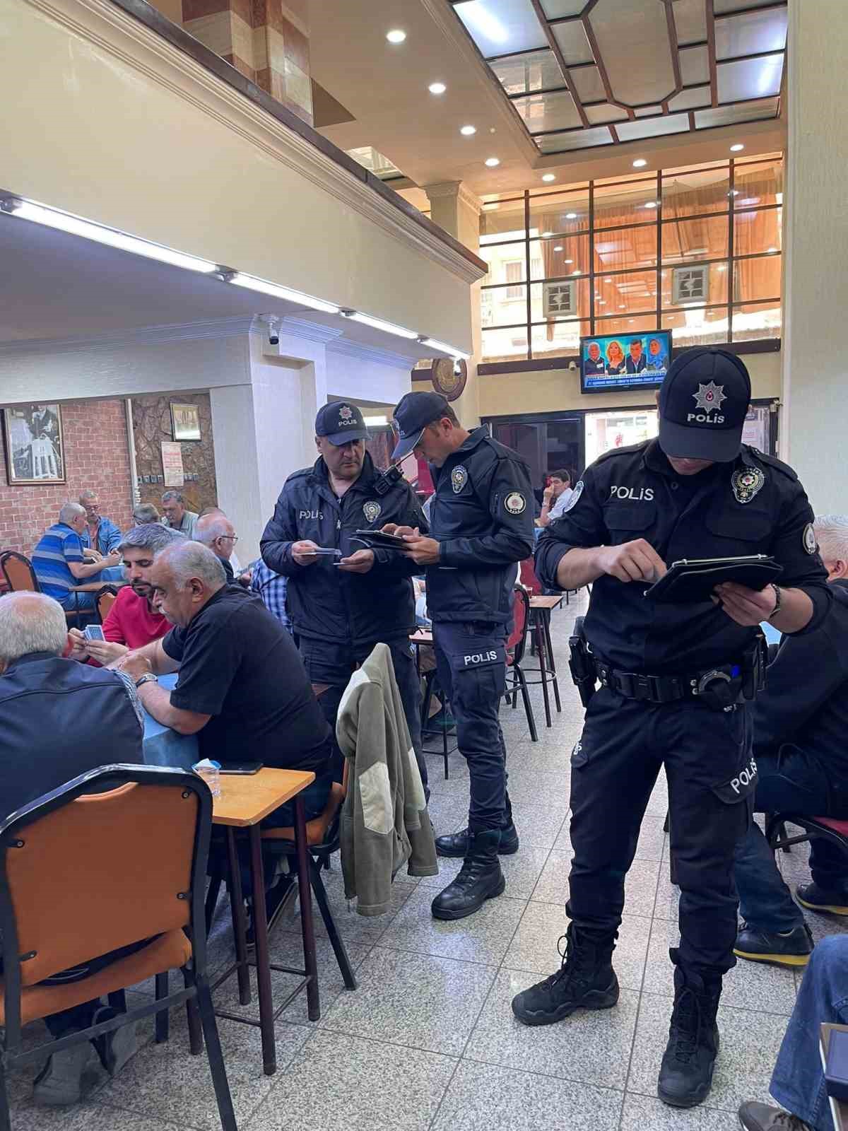 İZMİR'İN KARABAĞLAR İLÇESİNDE OKUL ÖNLERİ VE ÇEVRESİNDEKİ İŞ YERLERİNDE SIKI