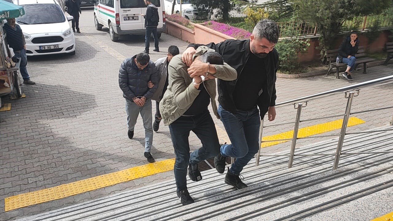 KARABÜK’TE UYUŞTURUCU İLE MÜCADELE ÇERÇEVESİNDE DÜZENLENEN OPERASYONDA GÖZALTINA ALINAN 3