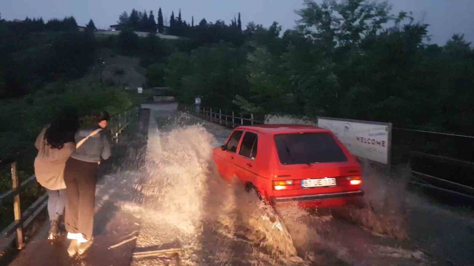 KARABÜK'TE ANİDEN ETKİLİ OLAN DOLU VE SAĞANAK YAĞMUR SONRASI YOLLAR