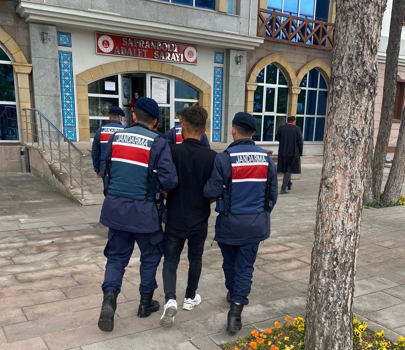 KARABÜK'TE, İKİ AYRI HIRSIZLIK OLAYININ ŞÜPHELİLERİ YAKALANARAK GÖZALTINA ALINDI.
