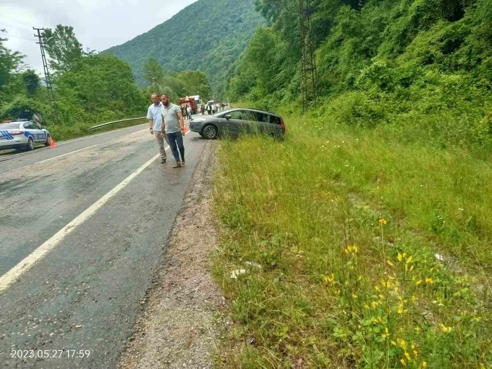 KARABÜK'ÜN YENİCE İLÇESİNDE İKİ OTOMOBİLİN ÇARPIŞMASI SONUCU MEYDANA GELEN KAZADA