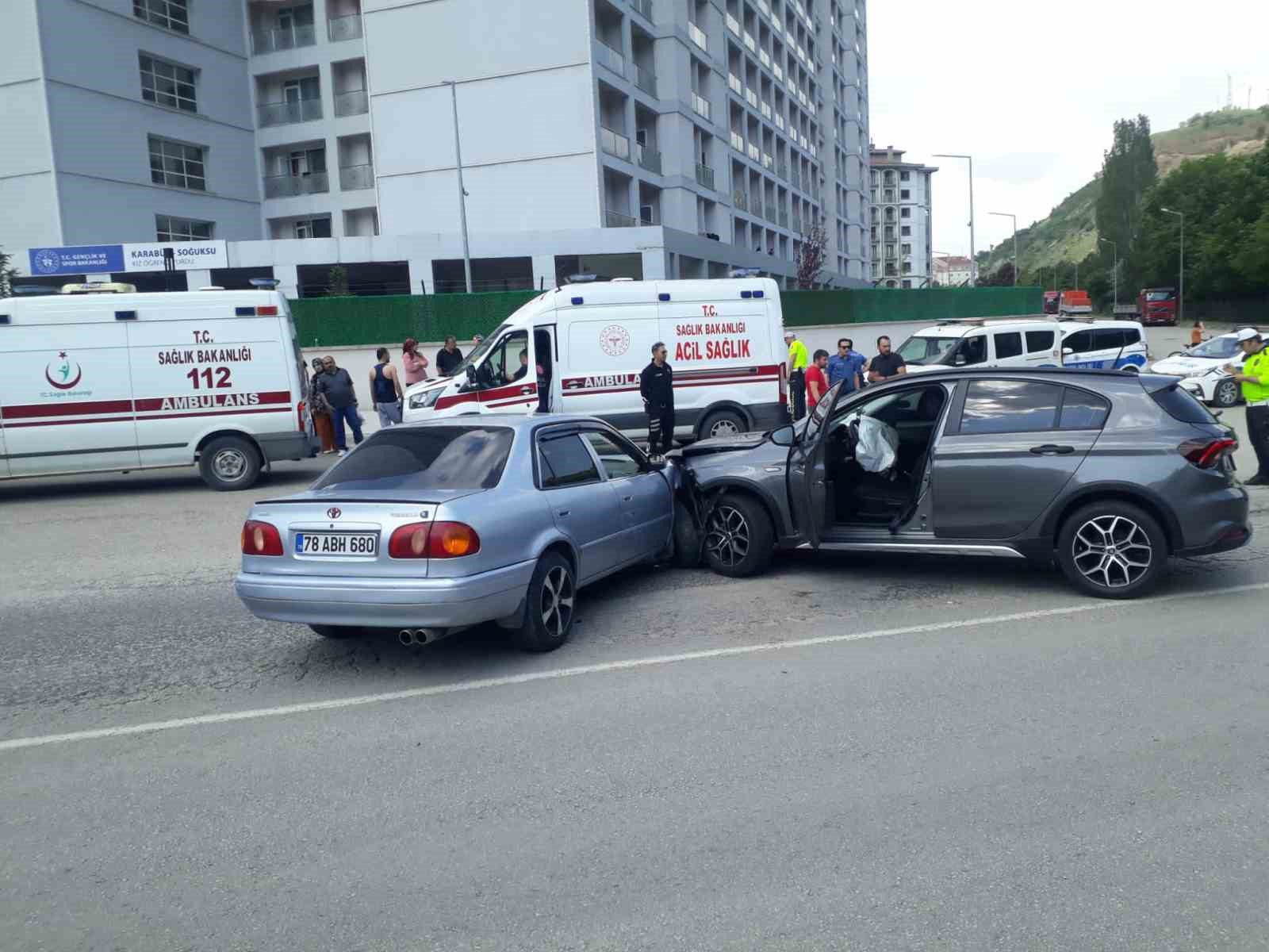 KARABÜK'TE İKİ OTOMOBİLİN ÇARPIŞMASI SONUCU MEYDANA GELEN KAZADA 2'Sİ ÇOCUK