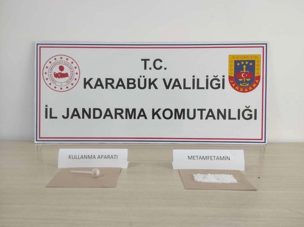 KARABÜK'TE YAPILAN UYUŞTURUCU OPERASYONUNDA 3 KİŞİ GÖZALTINA ALINDI.