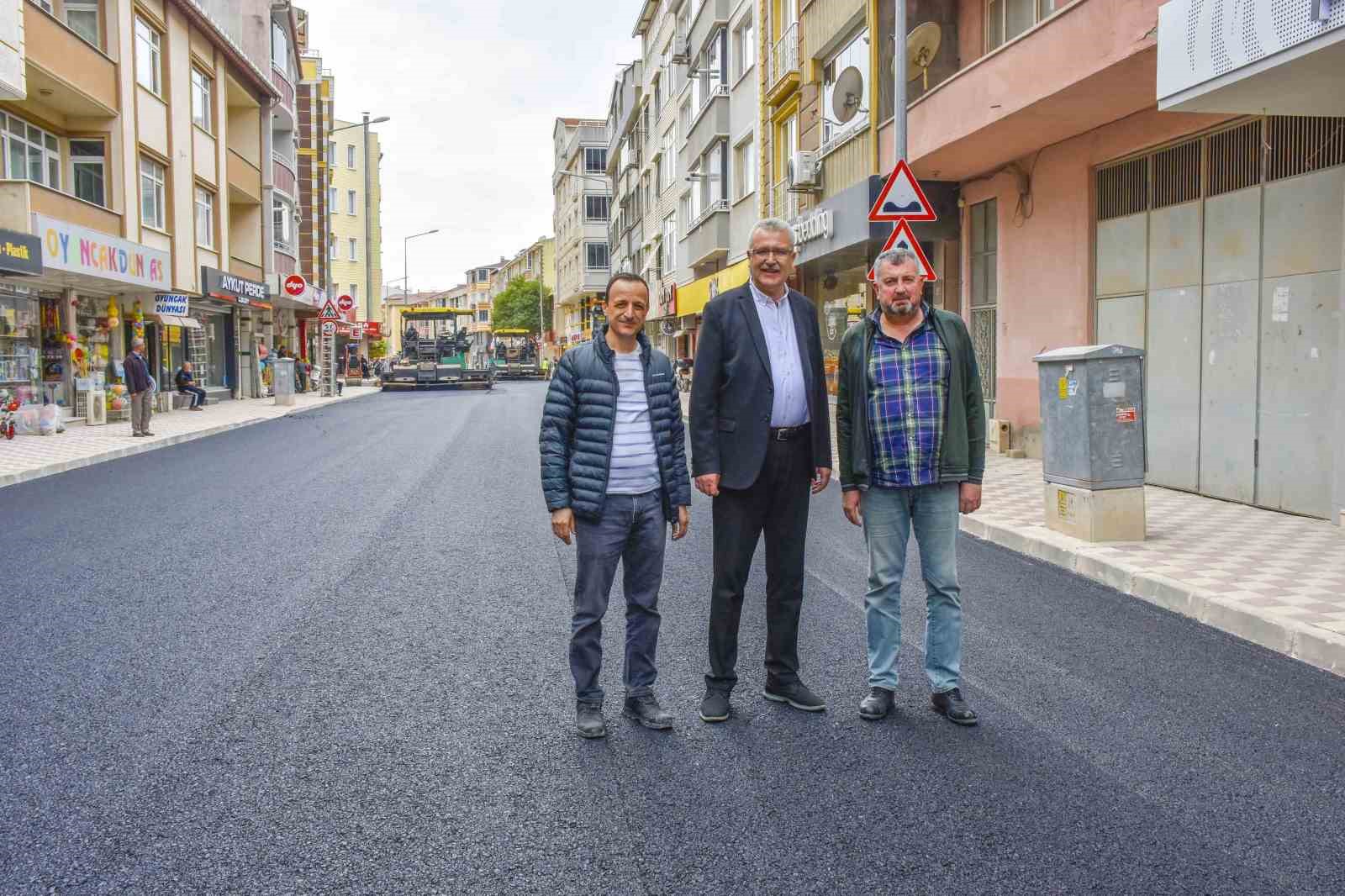 KARACABEY BELEDİYE BAŞKANI ALİ ÖZKAN, ALTYAPI ÇALIŞMALARI TAMAMLANAN ORTAOKUL CADDESİNDEKİ