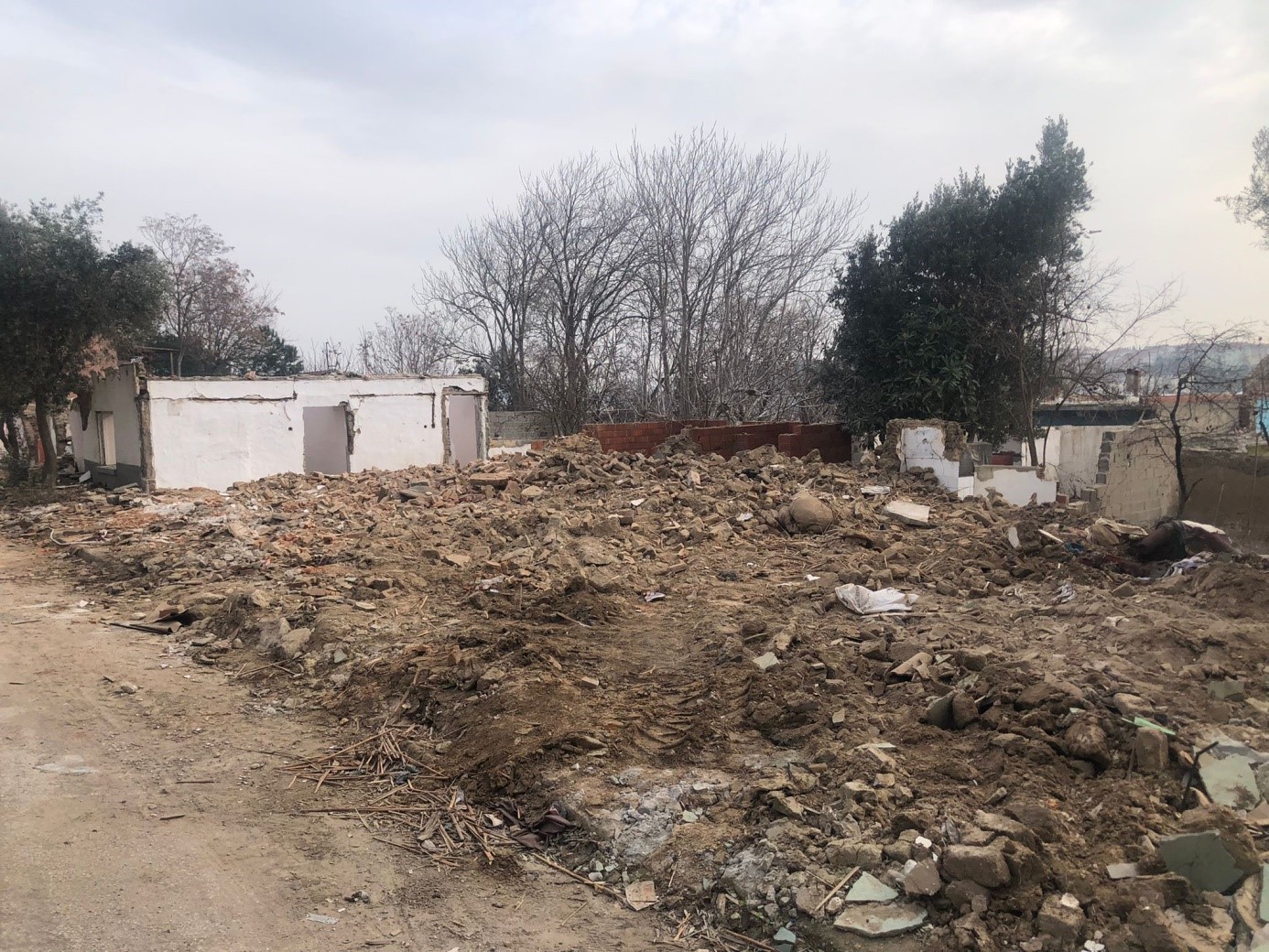 KARACABEY’DE METRUK DURUMDA BULUNAN VE UYGUNSUZ KULLANIMA MARUZ KALAN ESKİ
