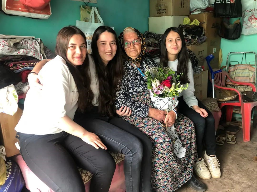 AYDIN’IN KARACASU İLÇESİNDE LİSE ÖĞRENCİLERİ 'GENÇ FİDANLAR KOCA ÇINARLARDAN ÖĞRENİYOR'