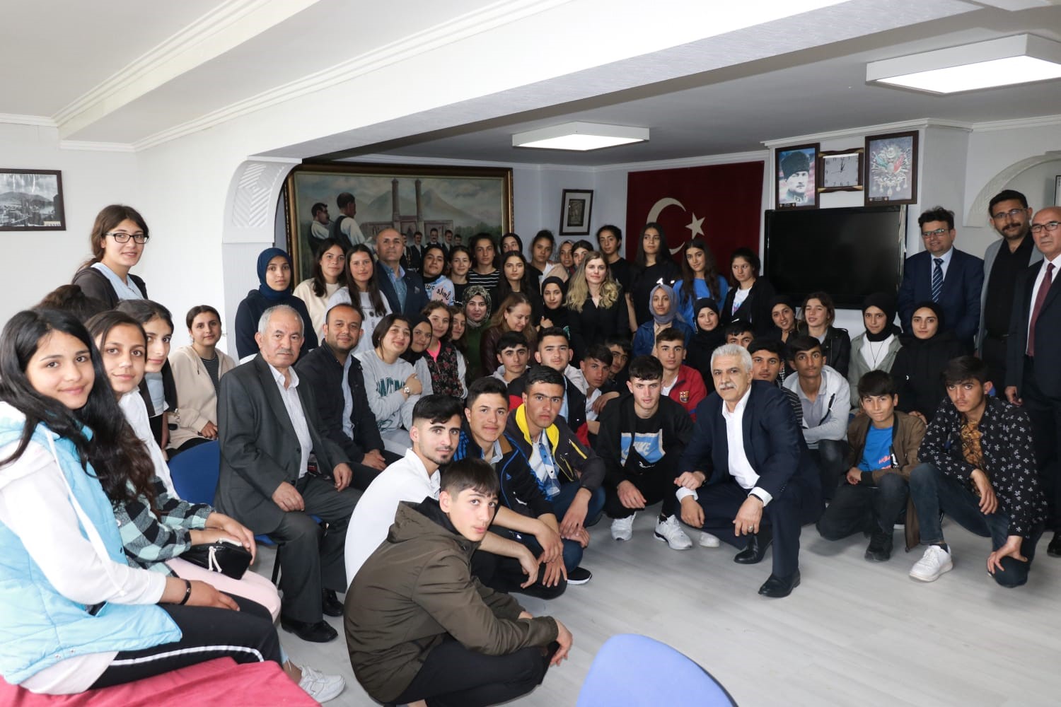KARAÇOBAN KAYMAKAMLIĞI VE İLÇE MİLLİ EĞİTİM MÜDÜRLÜĞÜNCE TARAFINDAN ÖĞRENCİLERE ÇANAKKALE’NİN