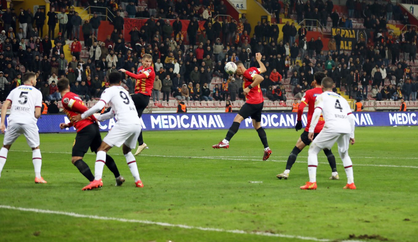 SÜPER LİG'İN 36. HAFTA MAÇINDA KARAGÜMRÜK İLE KAYSERİSPOR KARŞILAŞACAK. İKİ