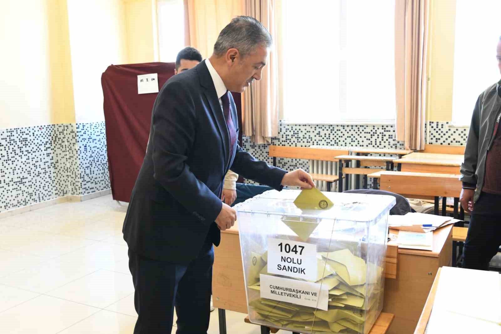 KARAMAN VALİSİ TUNCAY AKKOYUN, OYUNU KULLANDI.