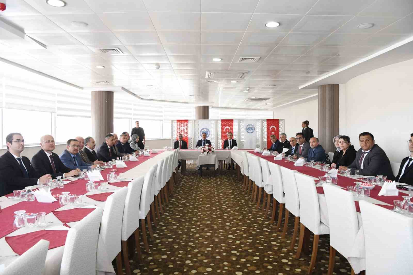 KARAMAN'DA VALİ TUNCAY AKKOYUN BAŞKANLIĞINDA, KADINA YÖNELİK ŞİDDETLE MÜCADELE İL