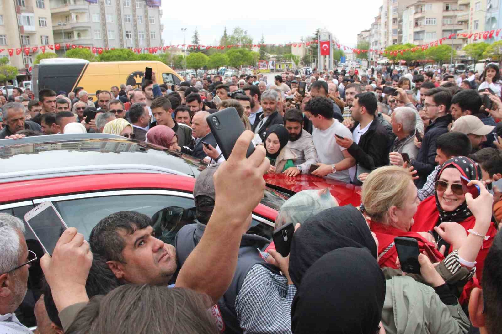 KARAMAN’A GELEN TÜRKİYE’NİN İLK YERLİ VE MİLLİ OTOMOBİLİ TOGG’A VATANDAŞLAR