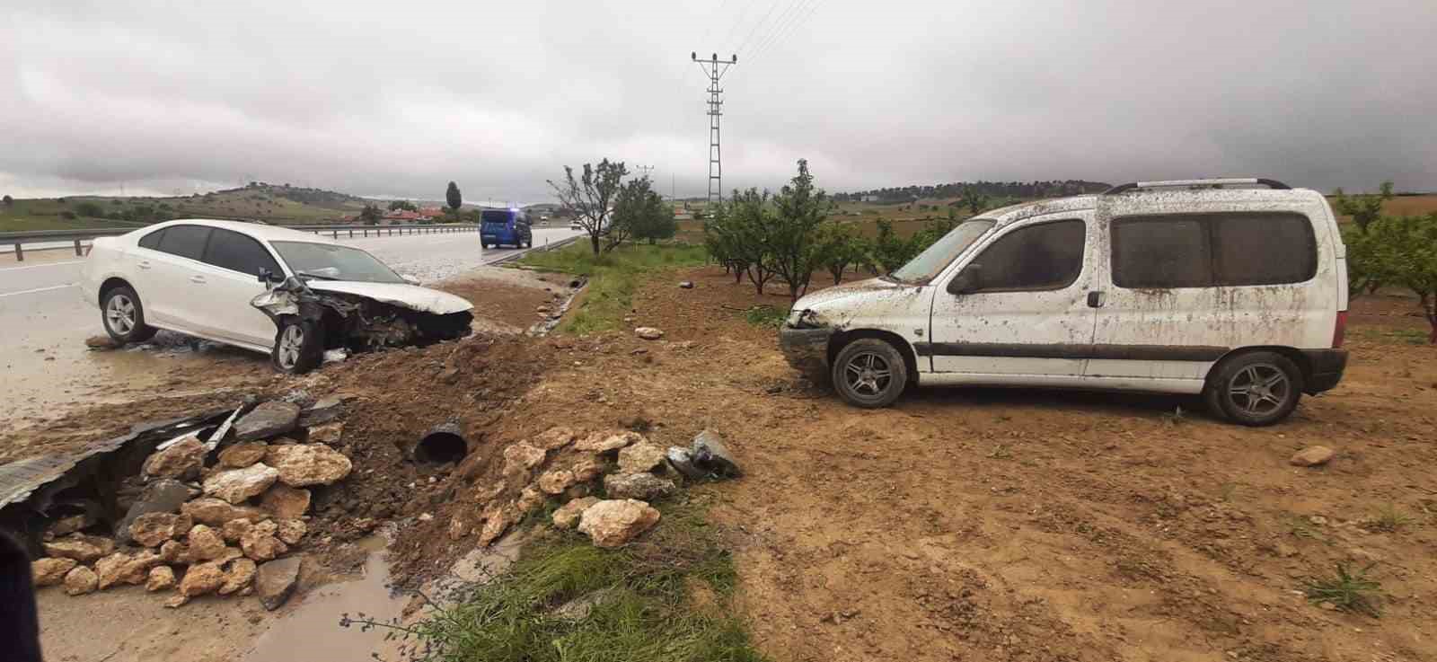 KARAMAN’DA KONTROLDEN ÇIKAN OTOMOBİLİN ÖNCE YOL KENARINDAKİ TAŞ YIĞININA SONRADA