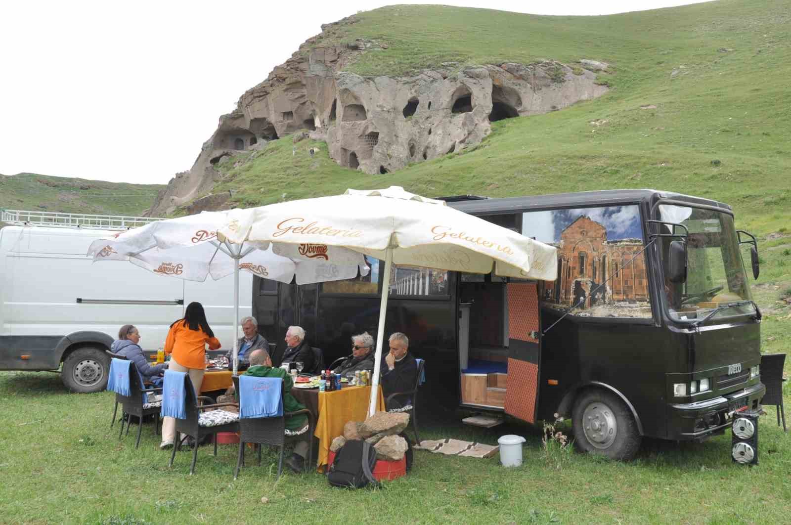 2002 MODEL MİNİBÜSÜNÜ KARAVANA DÖNÜŞTÜREN BİR KİŞİ, KARS’A GELEN YERLİ