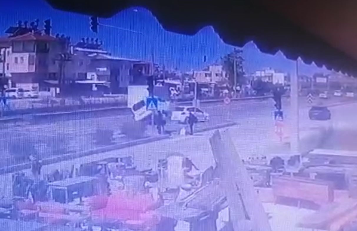 ANTALYA’NIN MANAVGAT İLÇESİNDE HAFİF TİCARİ ARACIN OTOMOBİLE ARKADAN ÇARPMASI SONUCU