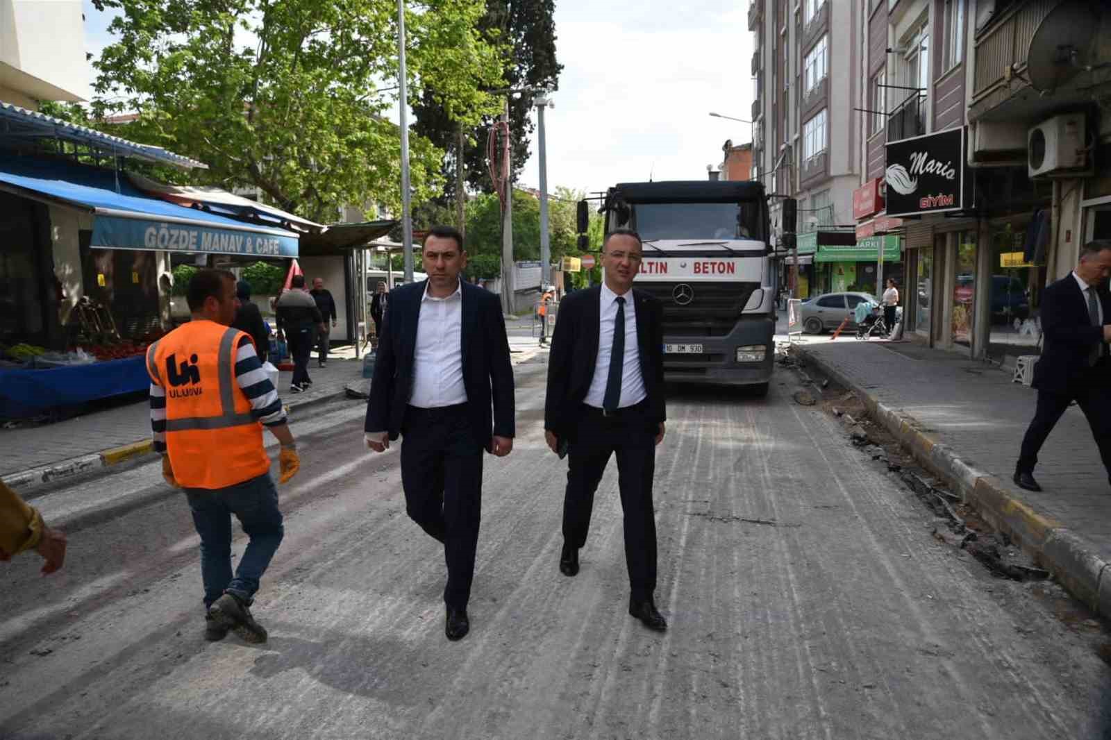 KARESİ VE ALTIEYLÜL’DE BÜYÜKŞEHİR’DEN TAM GAZ ASFALT
