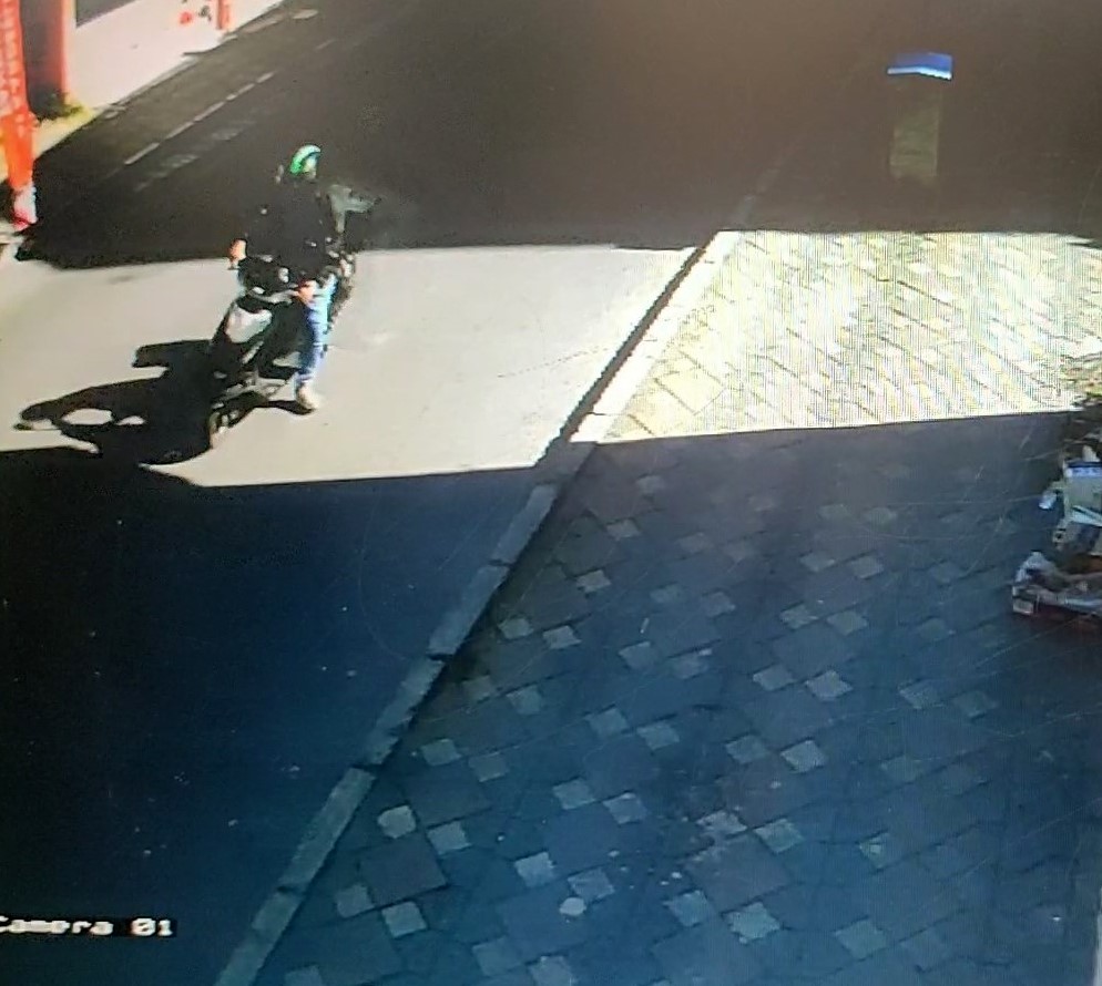 ŞÜPHELİNİN MOTOSİKLETİYLE OLAY YERİNE GELDİĞİ VE AYRILDIĞI ANLAR İSE GÜVENLİK