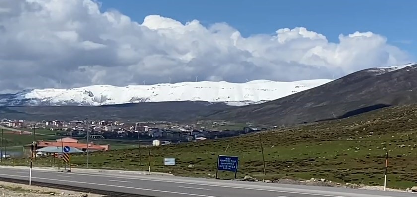 BİNGÖL’ÜN KARLIOVA İLÇESİNDEKİ ETKİLİ OLAN KAR, YÜKSEK TEPELERİ BEYAZA BÜRÜDÜ.