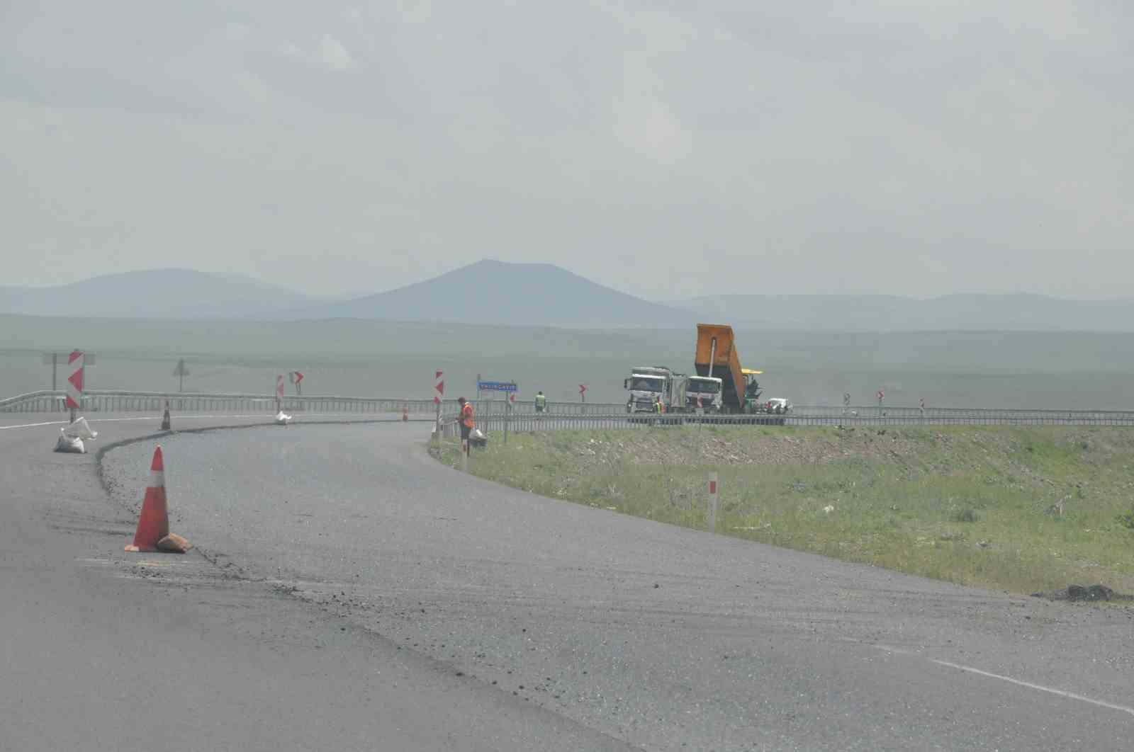 KARS-ARPAÇAY ARASINDA YOL ÇALIŞMALARI DEVAM EDİYOR(KARS-İHA)