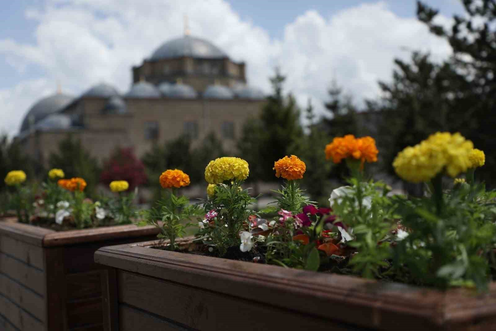 KARS’TA BELEDİYE EKİPLERİNCE PARK, BAHÇE VE PEYZAJ ÇALIŞMALARI YAPILIYOR(KARS-İHA)