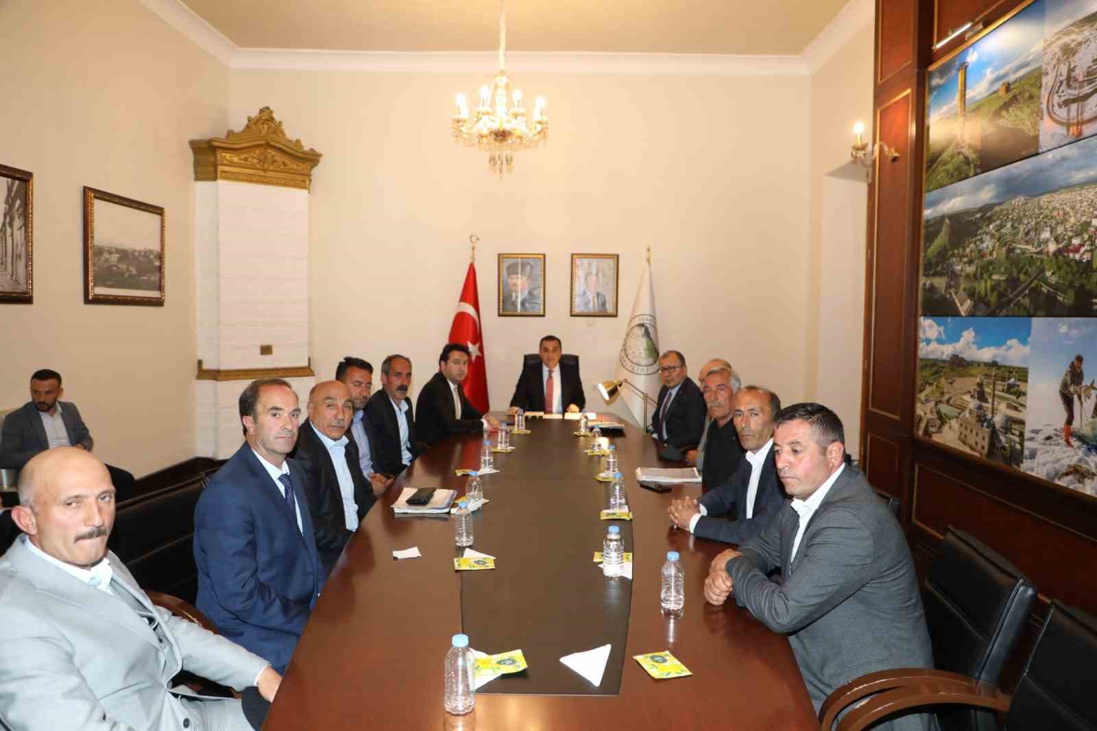 KARS VALİSİ ÖKSÜZ, MUHTARLARI AĞIRLADI(KARS-İHA)