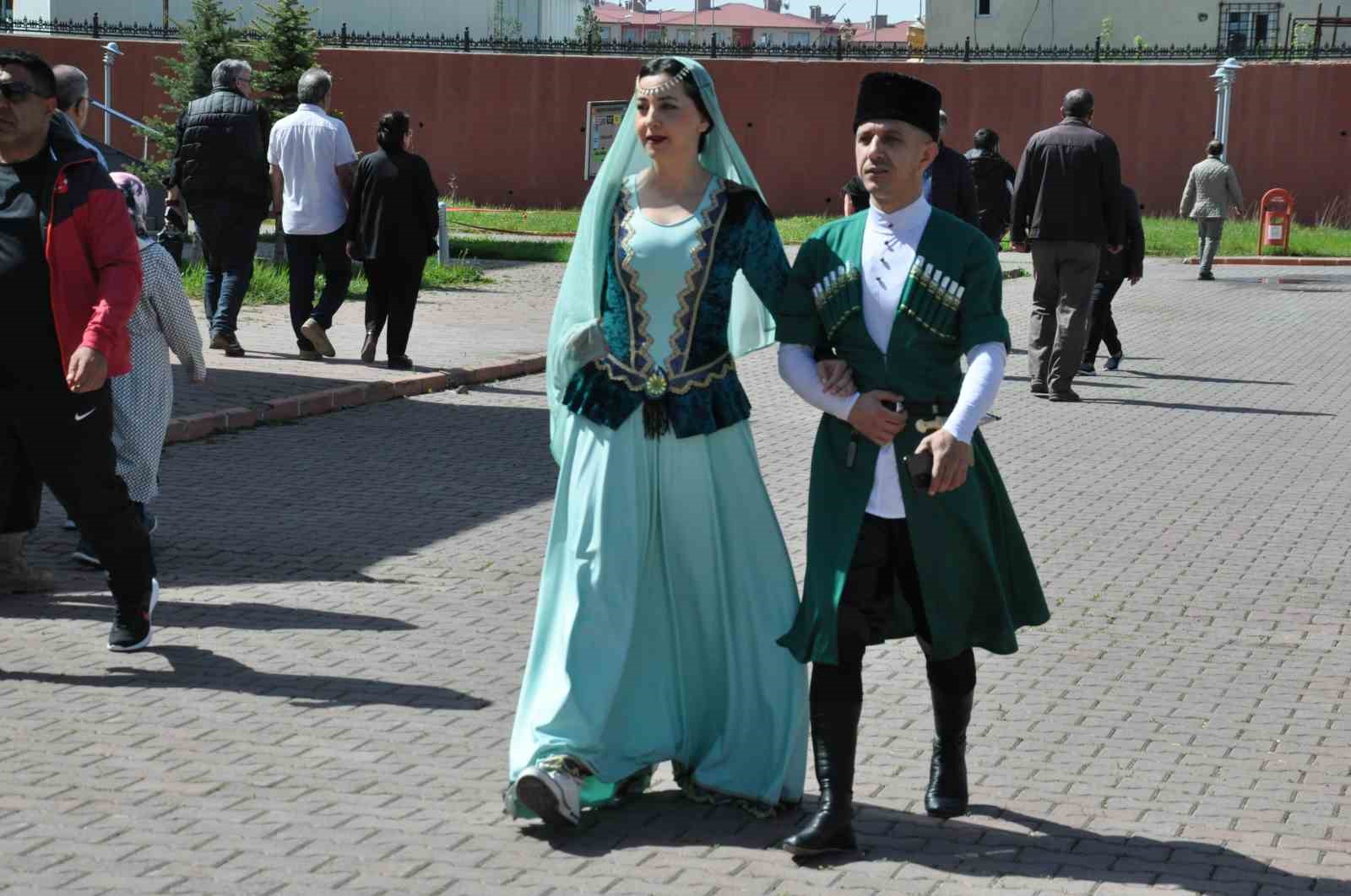 KAFKAS KIYAFETİYLE OYLARINI KULLANAN ÇİFT, OKUL ÇIKIŞINDA KAFKAS HALK DANSI