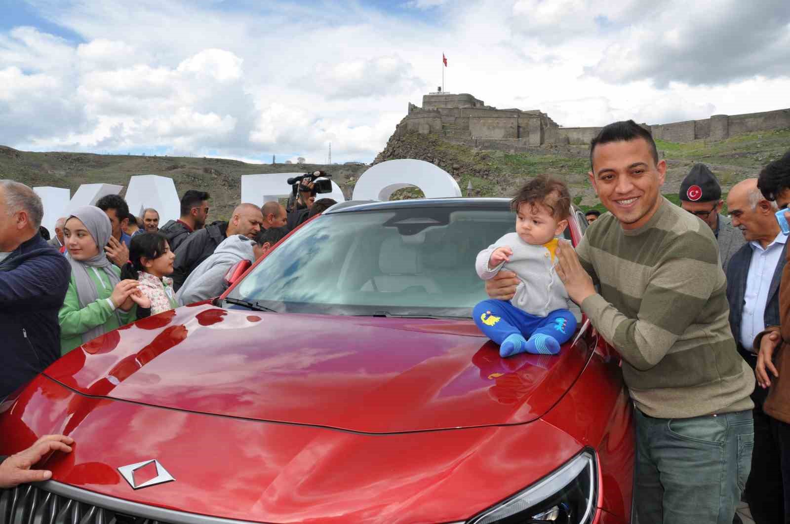 YERLİ VE MİLLİ OTOMOBİLİ TOGG, KARS’TA YOĞUN İLGİ GÖRDÜ.