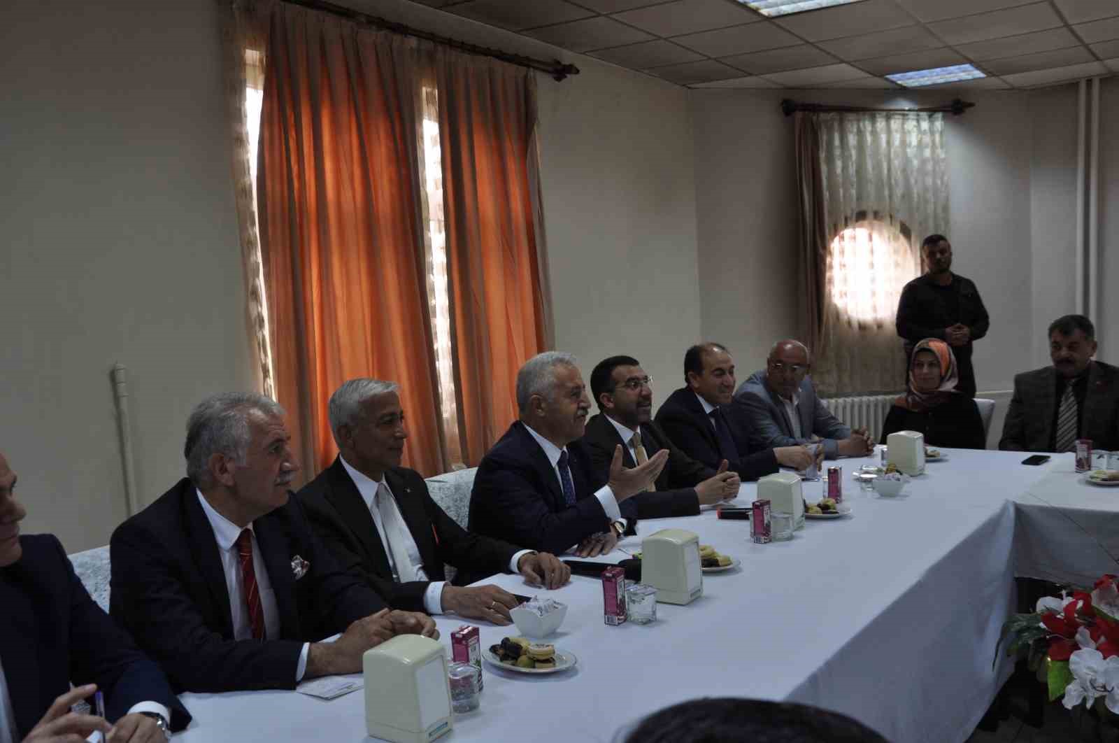 KARS’TA AK PARTİ MİLLETVEKİLLERİ MUHTARLARLA BULUŞTU(KARS-İHA)