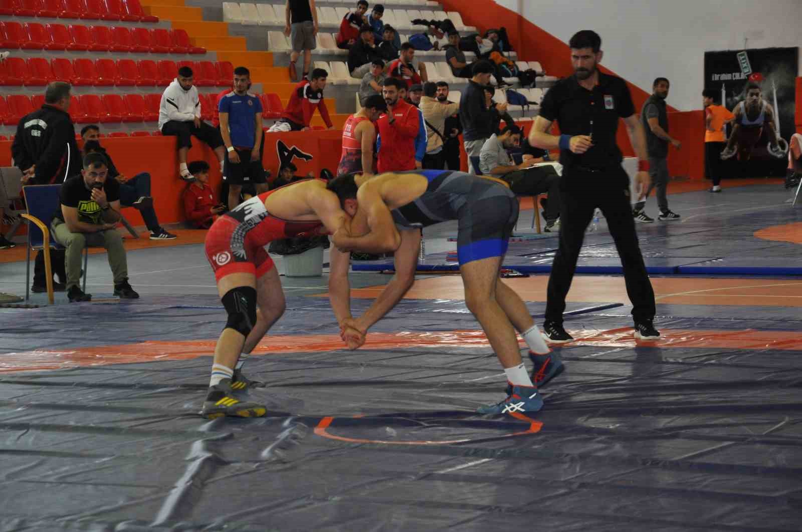 OKUL SPORLARI GENÇLER GÜREŞ TÜRKİYE GRUP MÜSABAKALARI KARS’TA YAPILIYOR(IŞIK ÇAPANOĞLU/KARS-İHA)