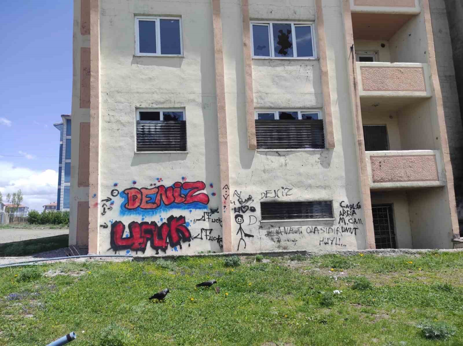 KARS’TA JANDARMANIN BOŞALTTIĞI LOJMANLAR HARABEYE DÖNDÜ(KARS-İHA)