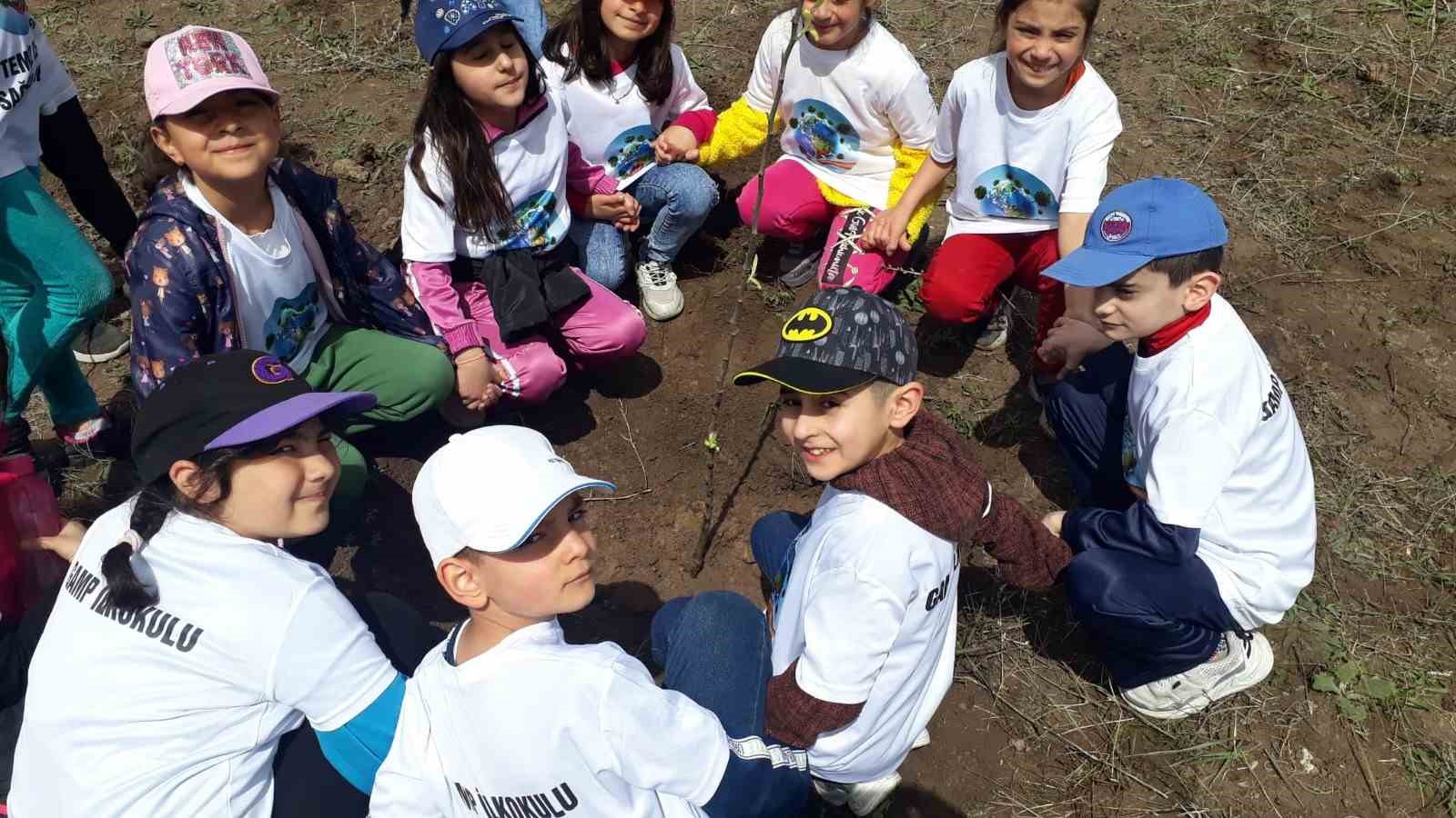 KARS’TA İLKOKUL ÖĞRENCİLERİNDEN DUYGULANDIRAN DAVRANIŞ, ÖĞRENCİLER 6 ŞUBAT DEPREMİNDE HAYATINI