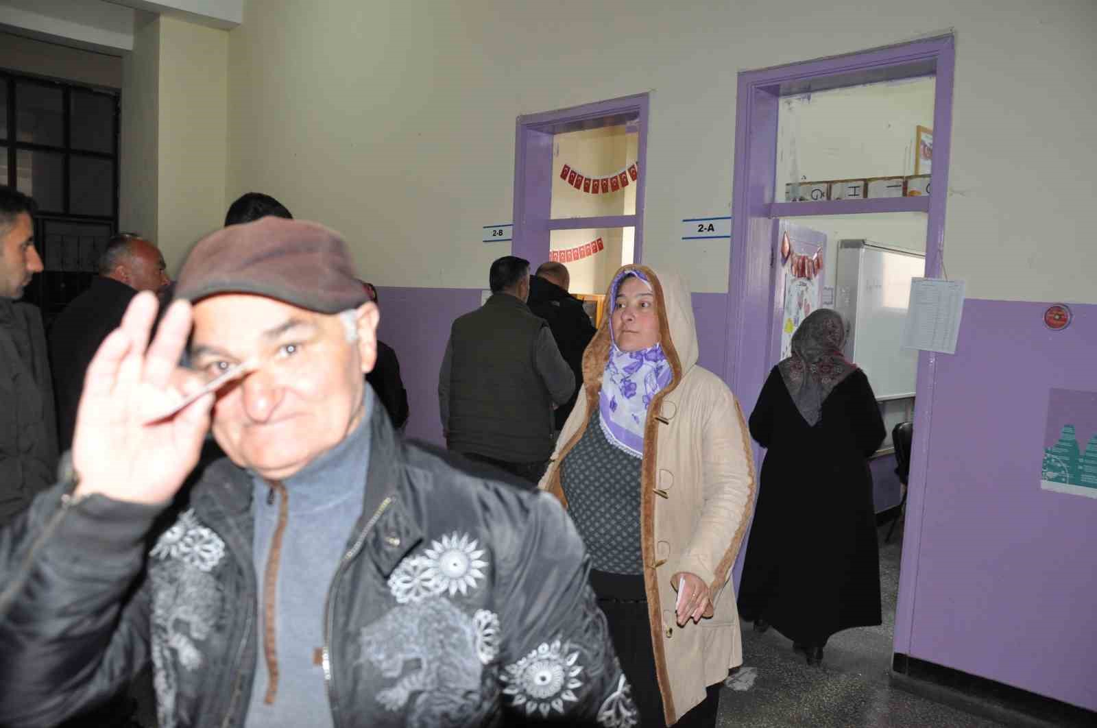 KARS'TA VATANDAŞLAR SABAH ERKEN SAATLERDE OY KULLANMAK İÇİN OKULLARIN YOLUNU