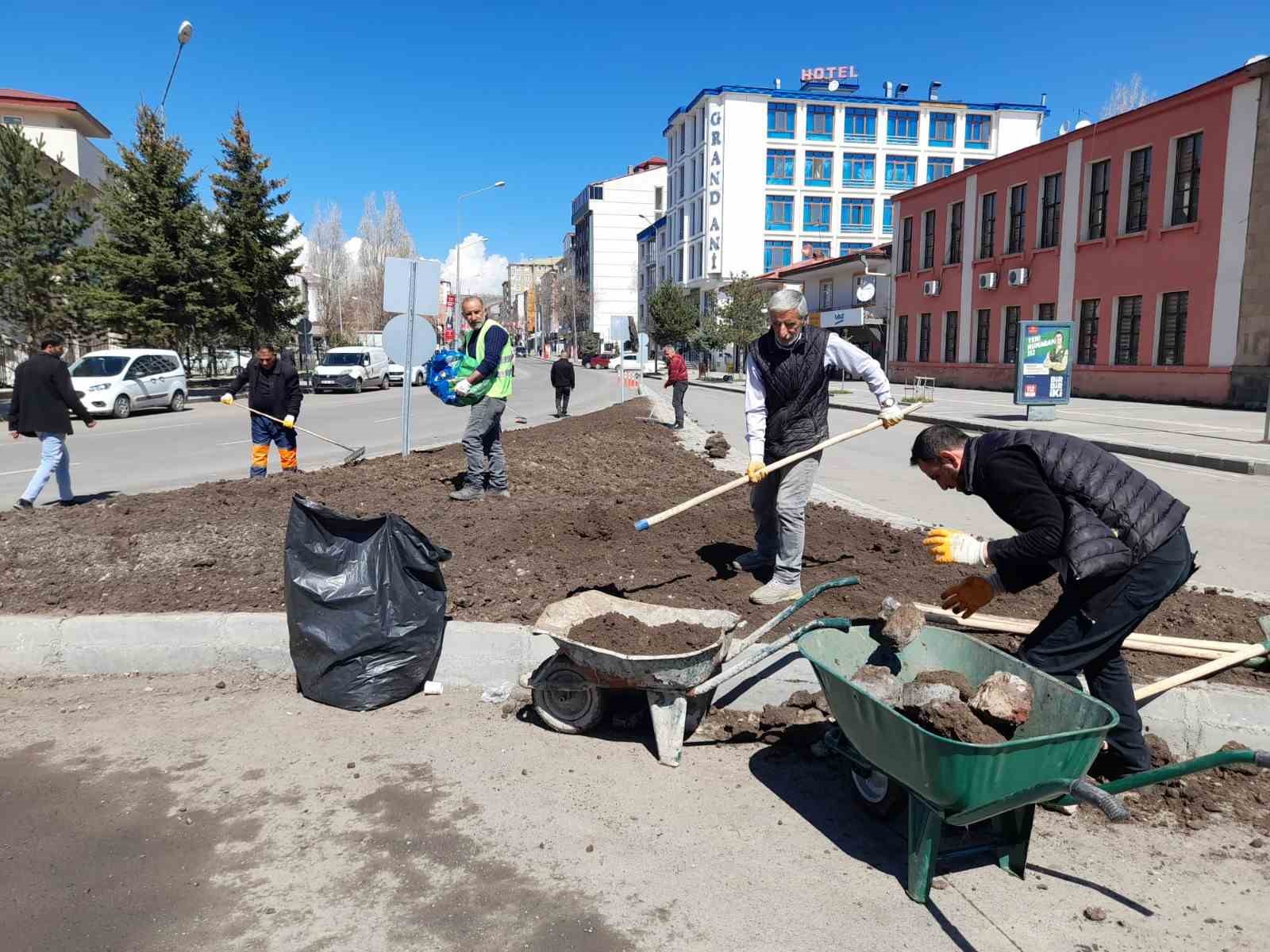 KARS BELEDİYE BAŞKANLIĞI’NCA ŞEHİR MERKEZİNDEKİ PARK, BAHÇE, REFÜJLERE ÇİÇEK EKİLİYOR(KARS-İHA)