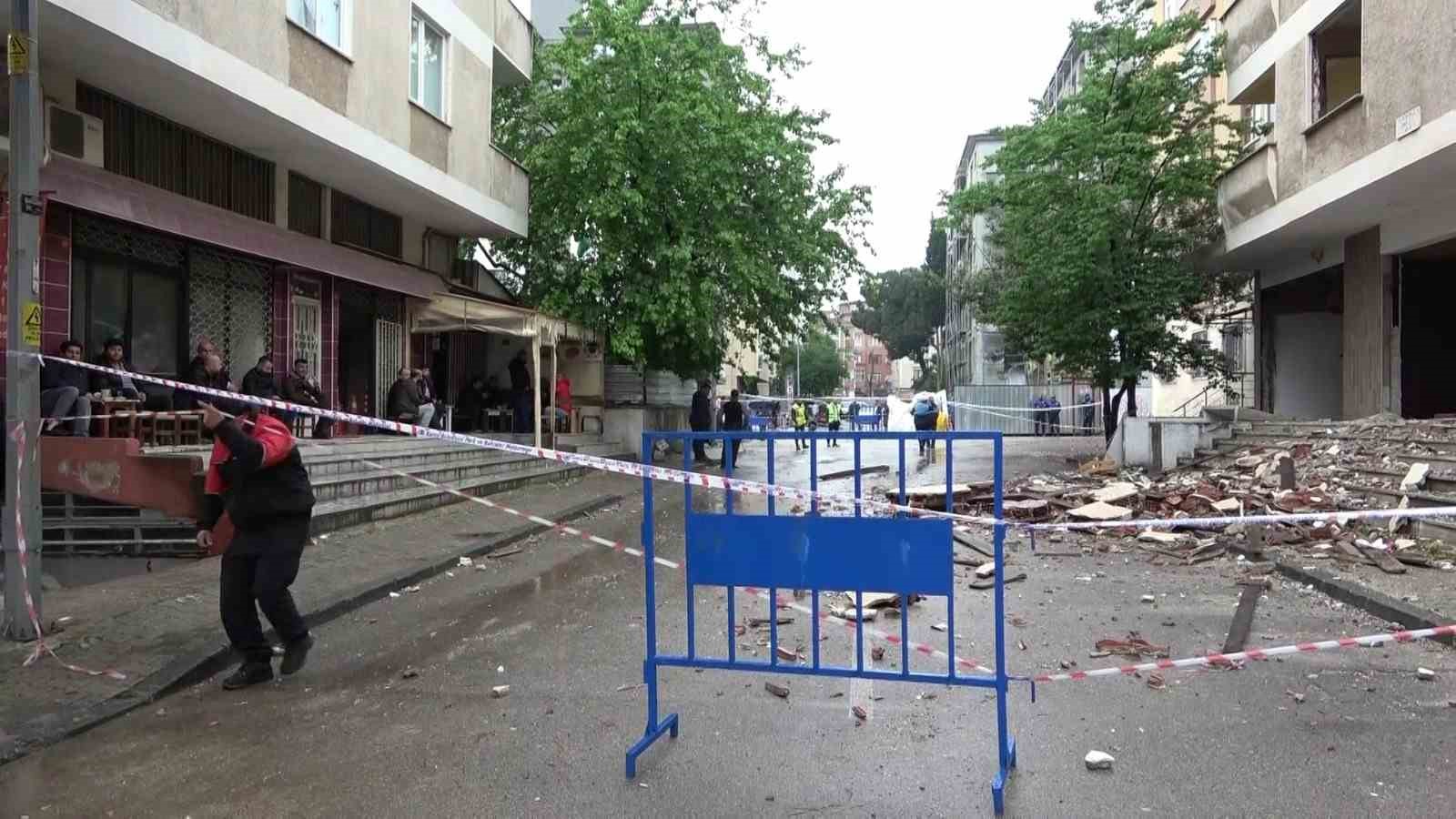 KARTAL’DA 7 KATLI BİR APARTMANIN SAKİNLERİ, BİNANIN KOLONUNDA ÇATLAK OLUŞTUĞUNU