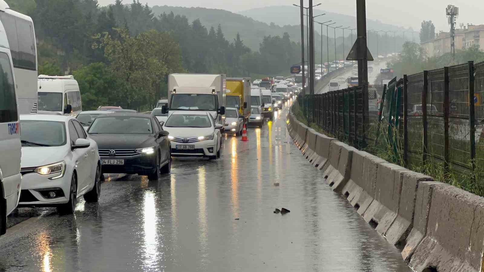 KARTAL’DA SU BİRİKİNTİSİNDEN ÖTÜRÜ KONTROLDEN ÇIKAN ARAÇ TAKLA ATTI