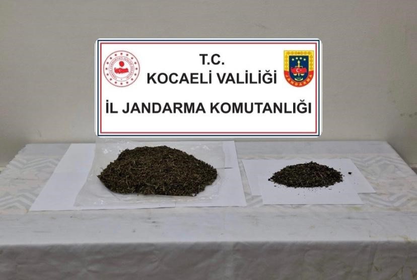 KOCAELİ'NİN KARTEPE İLÇESİNDE JANDARMA EKİPLERİ TARAFINDAN YAPILAN UYUŞTURUCU OPERASYONUNDA 500