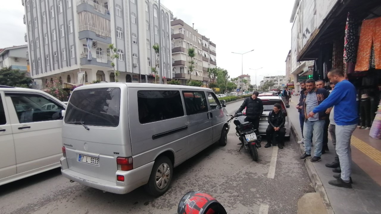 ANTALYA’NIN MANAVGAT İLÇESİNDE MOTOSİKLET, KAMYONETE VE PARK HALİNDEKİ OTOMOBİLE ÇARPTI.