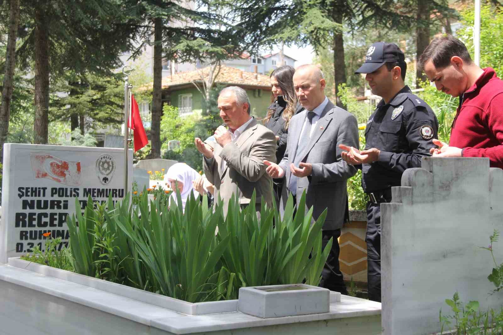 KASTAMONU EMNİYET MÜDÜRLÜĞÜ ŞEHİT MEMURUNU HAVZA’DA MEZARI BAŞINDA ANDI