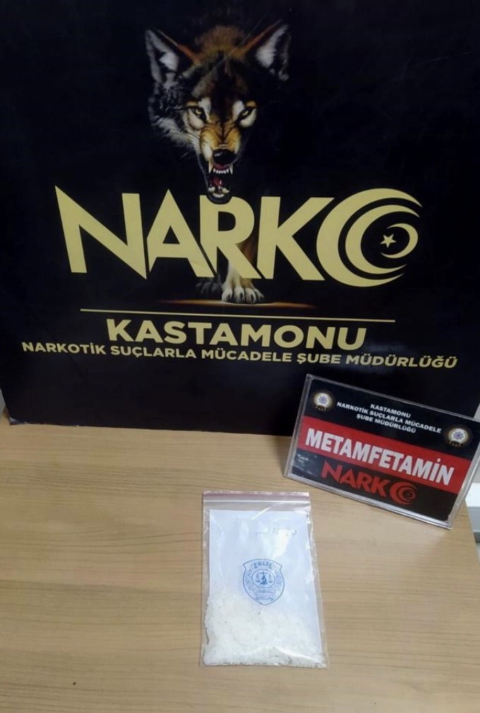 KASTAMONU'DA POLİS EKİPLERİ TARAFINDAN UYUŞTURUCU MADDE İLE YAKALANAN ŞAHIS GÖZALTINA